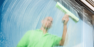 Wie Glasreinigung für streifenfreie Fenster und klare Aussichten sorgt